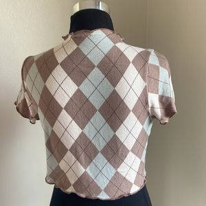 Crop top so soft, hand wash, don’t know blend. Neat edging neck, sleeve, bottom